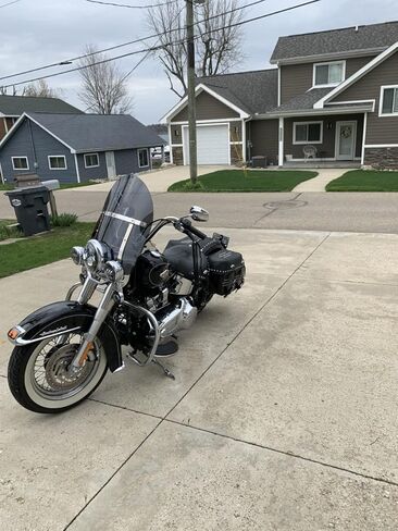 زجاج أمامي بديل داكن اللون مقاس 17 بوصة متوافق مع Harley Davidson Heritage Softail FLSTC، Fat Boy FLSTF، Softail Deluxe FLSTN، نقل الضوء بنسبة 18% in Saudi Arabia