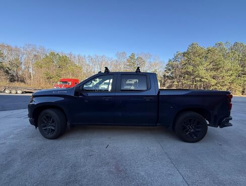 قضبان متقاطعة لرف السقف لسيارة شيفروليه سيلفرادو 1500 تناسب الجيل الثالث (2014-18) الجيل الرابع (2019-2025) مشبك سقف مكشوف بسعة 330 رطلًا من الألومنيوم على شكل حرف T قابلة للقفل للخدمة الشاقة بدون حفر (أسود) in Kuwait