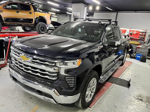 قضبان متقاطعة لرف السقف لسيارة شيفروليه سيلفرادو 1500 تناسب الجيل الثالث (2014-18) الجيل الرابع (2019-2025) مشبك سقف مكشوف بسعة 330 رطلًا من الألومنيوم على شكل حرف T قابلة للقفل للخدمة الشاقة بدون حفر (أسود) in Kuwait