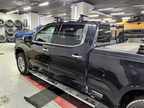 قضبان متقاطعة لرف السقف لسيارة شيفروليه سيلفرادو 1500 تناسب الجيل الثالث (2014-18) الجيل الرابع (2019-2025) مشبك سقف مكشوف بسعة 330 رطلًا من الألومنيوم على شكل حرف T قابلة للقفل للخدمة الشاقة بدون حفر (أسود) in Kuwait