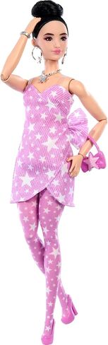 دمية باربي الفاخرة رقم 11 في فستان من الدنيم الوردي بطبعة نجوم مع جوارب طويلة متطابقة، وشعر أسود في كعكة عالية، وإكسسوارات مثل حقيبة اليد والمجوهرات in Kuwait