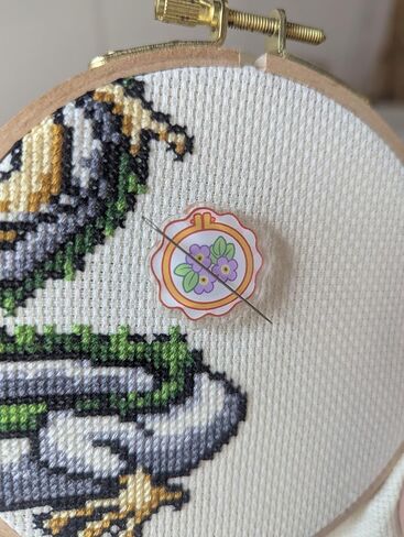Floral Embroidery Hoop, Magnetic Acrylic Needle Minder for Cross Stitch and Embroidery in Kuwait