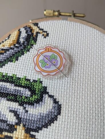 Floral Embroidery Hoop, Magnetic Acrylic Needle Minder for Cross Stitch and Embroidery in Kuwait