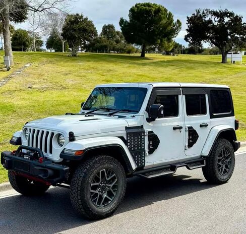 FinFox 2-in-1 قابلة للطي الباب المفصلي خطوة القدم متوافقة مع 2007-2024 Jeep Wrangler JK JL JT & Gladiator، دعامة تثبيت بمفصلة باب الوقود تناسب حاوية الغاز سعة 2 جالون (يسار) in Kuwait