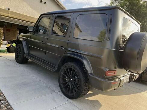 قطعتان من لوحات الجري لبنز W464 G-Class W463 G63 G350 G500 2019-2025 مجموعة كاملة من الخطوات الجانبية للسيارة Nerf Bar لوحة سوداء مطورة جديدة مع جزيئات مضادة للانزلاق (للمركبات المخصصة فقط) in Saudi Arabia