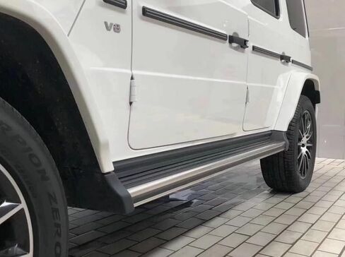 قطعتان من لوحات الجري لبنز G-Class W464 G63 G350 G500 2019-2025 مجموعة كاملة من الخطوات الجانبية للسيارة Nerf Bar لوحة سوداء مطورة جديدة مع جزيئات مضادة للانزلاق باللونين الأبيض والأسود (للمركبات المخصصة فقط) in Saudi Arabia