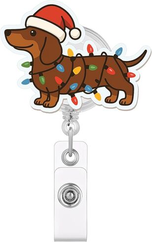 بكرة شارة عيد الميلاد المضحكة من Dachshund - كلب لطيف ملفوف في أضواء العطلات، حامل هوية قابل للسحب للممرضات والموظفين ومحبي الحيوانات in Kuwait