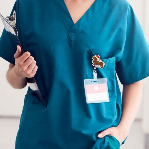 بكرة شارة عيد الميلاد المضحكة من Dachshund - كلب لطيف ملفوف في أضواء العطلات، حامل هوية قابل للسحب للممرضات والموظفين ومحبي الحيوانات in Kuwait