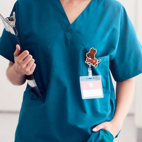 بكرة شارة عيد الميلاد المضحكة من Dachshund - كلب لطيف ملفوف في أضواء العطلات، حامل هوية قابل للسحب للممرضات والموظفين ومحبي الحيوانات in Kuwait