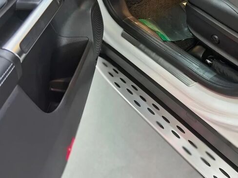 قطعتان من لوحات الجري لبنز GLB 2020-2025 مجموعة كاملة من الخطوات الجانبية للسيارة Nerf Bar ترقية جديدة لوحة سوداء وفضية مع جزيئات مضادة للانزلاق (للمركبات المخصصة فقط) in Saudi Arabia