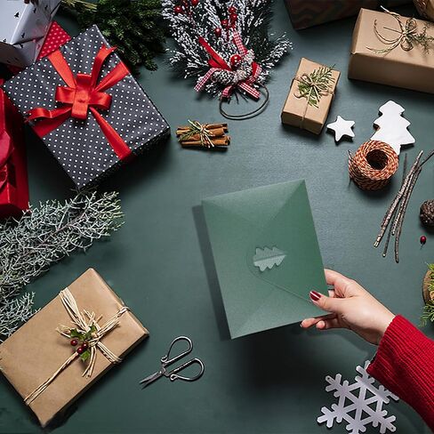 50 حزمة من مظاريف عيد الميلاد مقاس 4 × 6 مع بطاقات، ومغلفات صغيرة بمشبك شجرة عيد الميلاد لمستلزمات هدايا عيد الميلاد بحروف احتفالية (أخضر) in Kuwait
