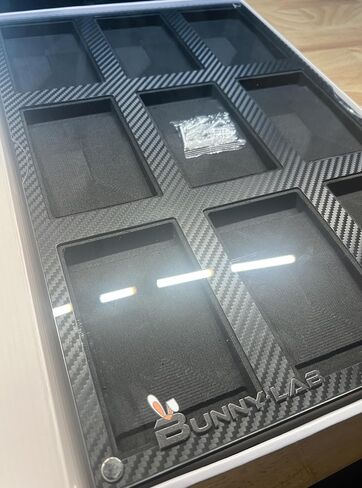 حامل جداري لشاشة PSA Slab مع نافذة أكريليك متضمنة - يناسب PSA وCGC SLabs | ألواح البوكيمون | حراس متدرج | أكواب بلاطة - لون ألياف الكربون الأسود | 9-الفتحات in Saudi Arabia