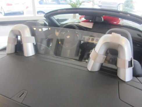 حاجز الرياح رقم 1، حاجز الرياح للزجاج الأمامي، لون دخاني وليكسان، متوافق مع BMW Z4 2009 - الآن in Kuwait