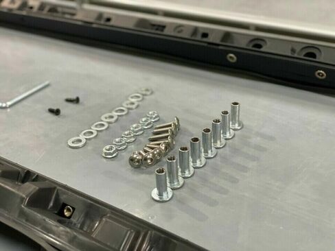 【مخزون الولايات المتحدة】 4 قطع من العارضة لحامل السقف تناسب Acura MDX 2014 2015 2016 2017 2019 2019 2020 2021 حامل السكك الحديدية الجانبية للسقف والقضبان المتقاطعة للبضائع، وقضبان الرف، وقضبان رف الأمتعة، فضي وأسود in Kuwait