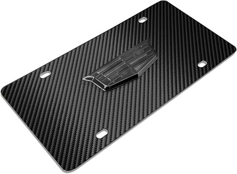 صورة iPick لشعار Cadillac 3D Crest باللون الرمادي الداكن على لوحة ترخيص من الفولاذ المقاوم للصدأ بنمط ألياف الكربون الأسود - مرخصة رسميًا in Saudi Arabia