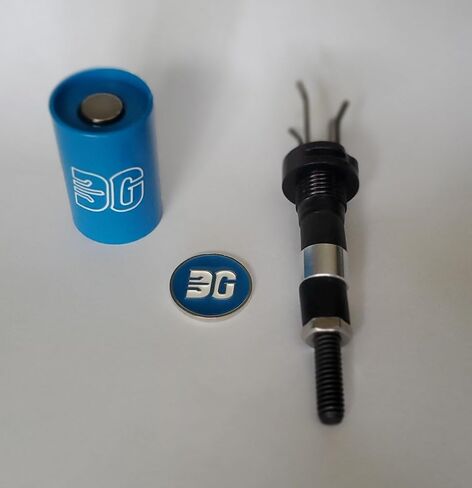 Divot Tool for Your Putter. Divot Grip attaches to The Back of You Golf Putter Grip. Fix's Divot/ballmarks on The Green Without Bending Over. Comes with Ball Marker. Help Save Our Greens!!!! in Saudi Arabia