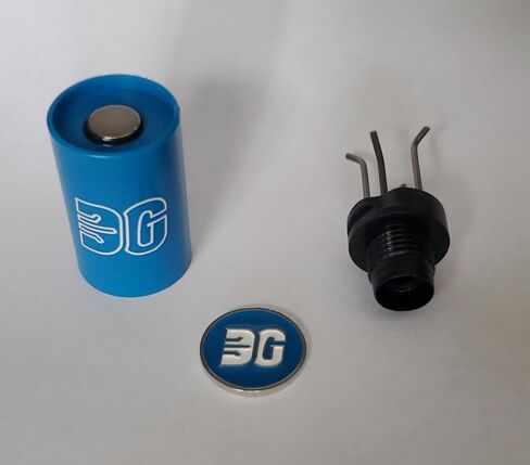 Divot Tool for Your Putter. Divot Grip attaches to The Back of You Golf Putter Grip. Fix's Divot/ballmarks on The Green Without Bending Over. Comes with Ball Marker. Help Save Our Greens!!!! in Saudi Arabia