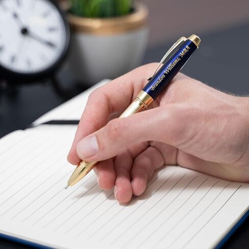 مجموعة أقلام حبر جاف براكستون وقلم رولربال من Dayspring Pens - أزرق. مجموعة أقلام مزدوجة مطلية بالذهب عيار 18 قيراطًا. وشملت النقش المخصص. in Kuwait