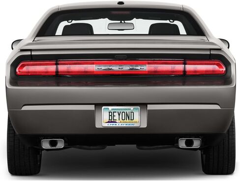 صورة iPick لسيارة Dodge Challenger باللون الأزرق ثلاثية الأبعاد على إطار لوحة ترخيص معدنية من الكروم المرآة - مرخصة رسميًا in Saudi Arabia