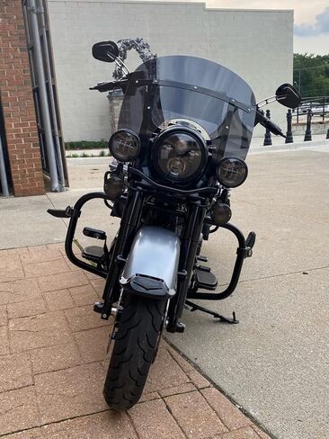 زجاج أمامي بديل داكن اللون مقاس 12 بوصة متوافق مع Harley Davidson Road King مع حامل 9 فتحات 5/2/2 18% نقل الضوء in Saudi Arabia
