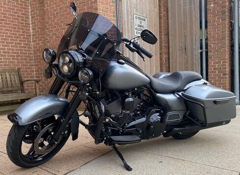 زجاج أمامي بديل داكن اللون مقاس 12 بوصة متوافق مع Harley Davidson Road King مع حامل 9 فتحات 5/2/2 18% نقل الضوء in Saudi Arabia