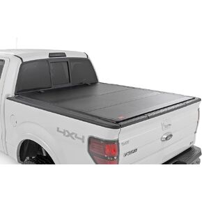غطاء تونيو لسرير الشاحنة قابل للطي ثلاثي الطي من Rough Country لسيارة Ford F-150 (2004-2014) - يناسب سرير مقاس 5'7 بوصة (66.0-67.0 بوصة)، وألواح ألومنيوم متدفقة مناسبة لجميع الأحوال الجوية in Kuwait