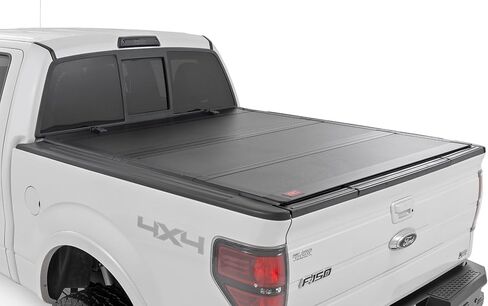 غطاء تونيو لسرير الشاحنة قابل للطي ثلاثي الطي من Rough Country لسيارة Ford F-150 (2004-2014) - يناسب سرير مقاس 5'7 بوصة (66.0-67.0 بوصة)، وألواح ألومنيوم متدفقة مناسبة لجميع الأحوال الجوية in Kuwait