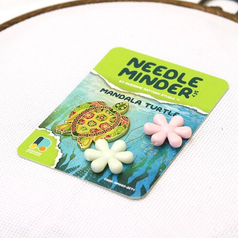 مجموعة أدوات ضبط الإبرة الرائعة من ستوديو - أداة ضبط الإبرة المغناطيسية على شكل سلحفاة ماندالا + 2 خيط إبرة. دبوس المينا للغرز المتقاطعة والتطريز والحرف اليدوية in Kuwait