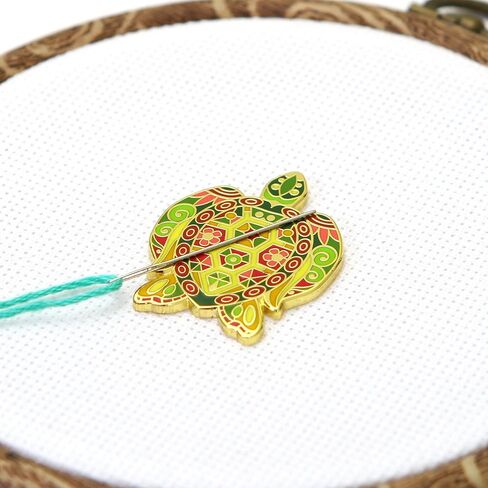 مجموعة أدوات ضبط الإبرة الرائعة من ستوديو - أداة ضبط الإبرة المغناطيسية على شكل سلحفاة ماندالا + 2 خيط إبرة. دبوس المينا للغرز المتقاطعة والتطريز والحرف اليدوية in Kuwait