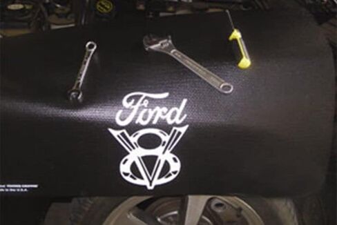 غطاء الحاجز القابض مع شعار Ford V8 | مرخصة رسميًا من شركة فورد للسيارات | يونيفرسال فيت | الحجم القياسي 22 بوصة × 34 بوصة | FG2135 in Kuwait