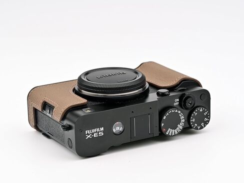 نصف حافظة كاميرا مصنوعة يدويًا من الجلد الأصلي لحقيبة كاميرا FUJIFILM X-E5/FUJIFILM X-E5 - طبقة علوية من جلد البقر + لوحة قاعدة معدنية (بني) in Kuwait