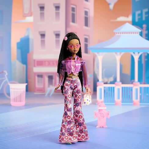 دمية Barbie Signature My Scene Jai وإكسسواراتها، وضفائر سوداء، وزي مستوحى من Y2K مع بلوزة وردية، وسترة من الفينيل، وسروال واسع مزين بالزهور وحامل دمية in Saudi Arabia