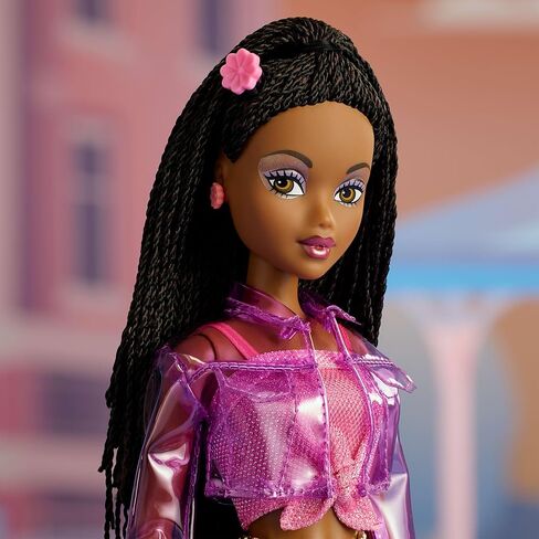 دمية Barbie Signature My Scene Jai وإكسسواراتها، وضفائر سوداء، وزي مستوحى من Y2K مع بلوزة وردية، وسترة من الفينيل، وسروال واسع مزين بالزهور وحامل دمية in Saudi Arabia