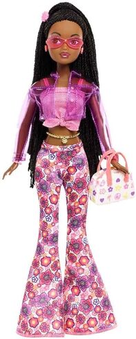 دمية Barbie Signature My Scene Jai وإكسسواراتها، وضفائر سوداء، وزي مستوحى من Y2K مع بلوزة وردية، وسترة من الفينيل، وسروال واسع مزين بالزهور وحامل دمية in Saudi Arabia
