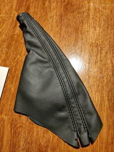 غطاء حذاء يدوي من الجلد الطبيعي وغطاء حذاء Shift في M/Stitch متوافق مع Ford Mustang GT 1994 1995 1996 1997 1998 1999 2000 2001 2002 2003 2004 (صنع في الولايات المتحدة الأمريكية) (مجموعة) in Kuwait