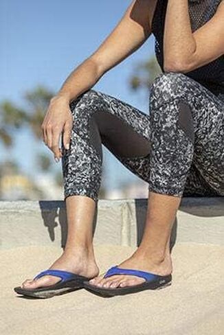 OOFOS OOlala Women's Thong Flip-Flip Sandals - Post Exercise Active Sport Lightweight Recovery Footwear - Reduces Stress on Feet, Joints & Back - Machine Washable (Classic Black, us_footwear_size_system, adult, women, numeric, medium, numeric_6) in Kuwait