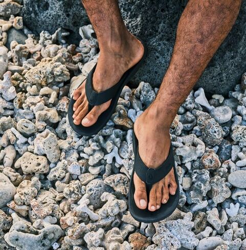 OLUKAI Ohana Men's Beach Sandals, Quick-Dry Flip-Flop Slides, Water Resistant & Lightweight, Compression Molded Footbed & Ultra-Soft Comfort Fit, Black/Black, 15 in Kuwait