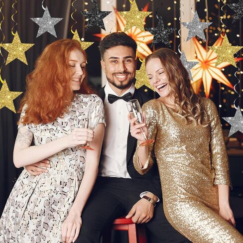 32 قطعة من ديكورات حفلات رأس السنة الجديدة 2026 بريق على الوجهين باللون الأسود والذهبي والفضي ونجمة معلقة دوامات ديكور سقف غاسل لمستلزمات حفلات رأس السنة السعيدة ديكور دعائم الصور in Saudi Arabia