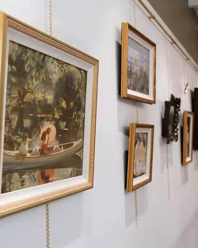 نظام تعليق السكك الحديدية للصور، مجموعة تعليق فنية لسكك الحديدية، إطار صورة معدني معلق بقضيب نحاسي مع سلسلة ذهبية، عمود تعليق فني لمتحف ديكور المنزل (130 سم/51.18 بوصة) in Kuwait