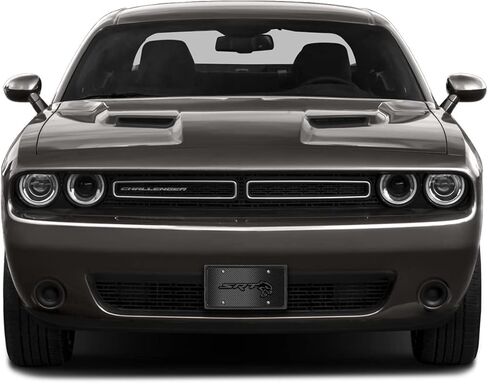 صورة iPick لشعار Dodge SRT Hellcat ثلاثي الأبعاد باللون الرمادي الداكن على لوحة ترخيص من الفولاذ المقاوم للصدأ بنمط ألياف الكربون الأسود - مرخصة رسميًا in Saudi Arabia
