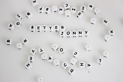 105 قطعة من خرز الحروف السيليكون، BetterJonny 12 مم A-Z خرزة حروف أبجدية سوداء مربعة مع خيط سيليكون خرز فضفاض للمجوهرات وقلادة وسوار الحرف اليدوية in Kuwait