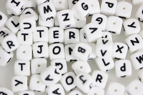 105 قطعة من خرز الحروف السيليكون، BetterJonny 12 مم A-Z خرزة حروف أبجدية سوداء مربعة مع خيط سيليكون خرز فضفاض للمجوهرات وقلادة وسوار الحرف اليدوية in Kuwait
