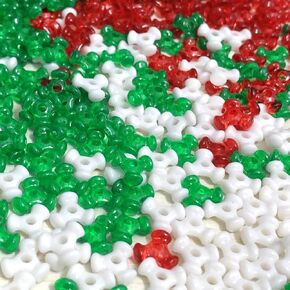 خرز Adiornchse لعيد الميلاد ثلاثي الشكل 900 قطعة من الخرز البلاستيكي للحرف اليدوية للعطلات لعيد الميلاد خرزة حمراء وبيضاء لحرف قصب الحلوى مجموعة صنع الزينة in Kuwait