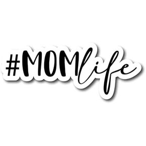 ملصق مغناطيسي Magnet Me Up #Momlife - لافتة سيارة مغناطيسية شديدة التحمل مقاس 3x8 بوصة لسيارات الدفع الرباعي أو الشاحنة أو الثلاجة أو المكتب - فينيل متين مطبوع بالأشعة فوق البنفسجية - التعبير عن الحب، فكرة - صنع في الولايات المتحدة الأمريكية in Kuwait