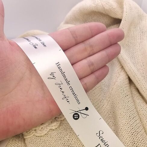 مجموعة ملصقات الملابس المخصصة - 100 قطعة من الملابس البوتيكية المصنوعة من القماش المخصص باللون الأبيض من الساتان الحريري علامة الخياطة المسطحة على الملصق in Saudi Arabia