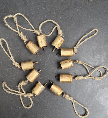 أجراس القصدير الهندية المصنوعة يدويًا من Bellshub العتيقة | ريفي الرنين خمر جلجل الجرس | أجراس البقر | شجرة عيد الميلاد | زخرفة الحرف | جرس صوت متناغم معدني مصنوع يدويًا على الطراز الريفي | مجموعة من 10. in Kuwait