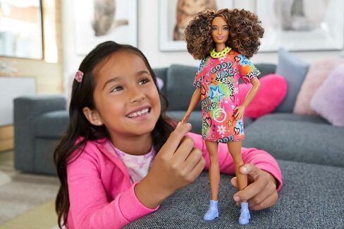 دمية Barbie Fashionistas رقم 201، جسم رياضي بشعر بني مجعد، فستان بطبعة جرافيتي وإكسسوارات تتضمن أحذية طويلة وقلادة على شكل سلسلة in Saudi Arabia