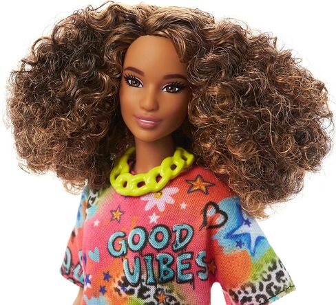 دمية Barbie Fashionistas رقم 201، جسم رياضي بشعر بني مجعد، فستان بطبعة جرافيتي وإكسسوارات تتضمن أحذية طويلة وقلادة على شكل سلسلة in Saudi Arabia