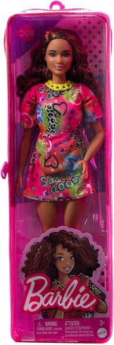 دمية Barbie Fashionistas رقم 201، جسم رياضي بشعر بني مجعد، فستان بطبعة جرافيتي وإكسسوارات تتضمن أحذية طويلة وقلادة على شكل سلسلة in Saudi Arabia
