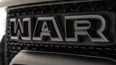 مجموعة حروف شبكة WAR الجمركية لـ RAM 1500 TRX (2021-2024) - تراكب كيفلر أسود لشارة شبكة المصنع - تصميم جريء وعنيف in Saudi Arabia
